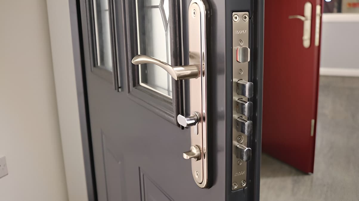 Multi-point locking handle